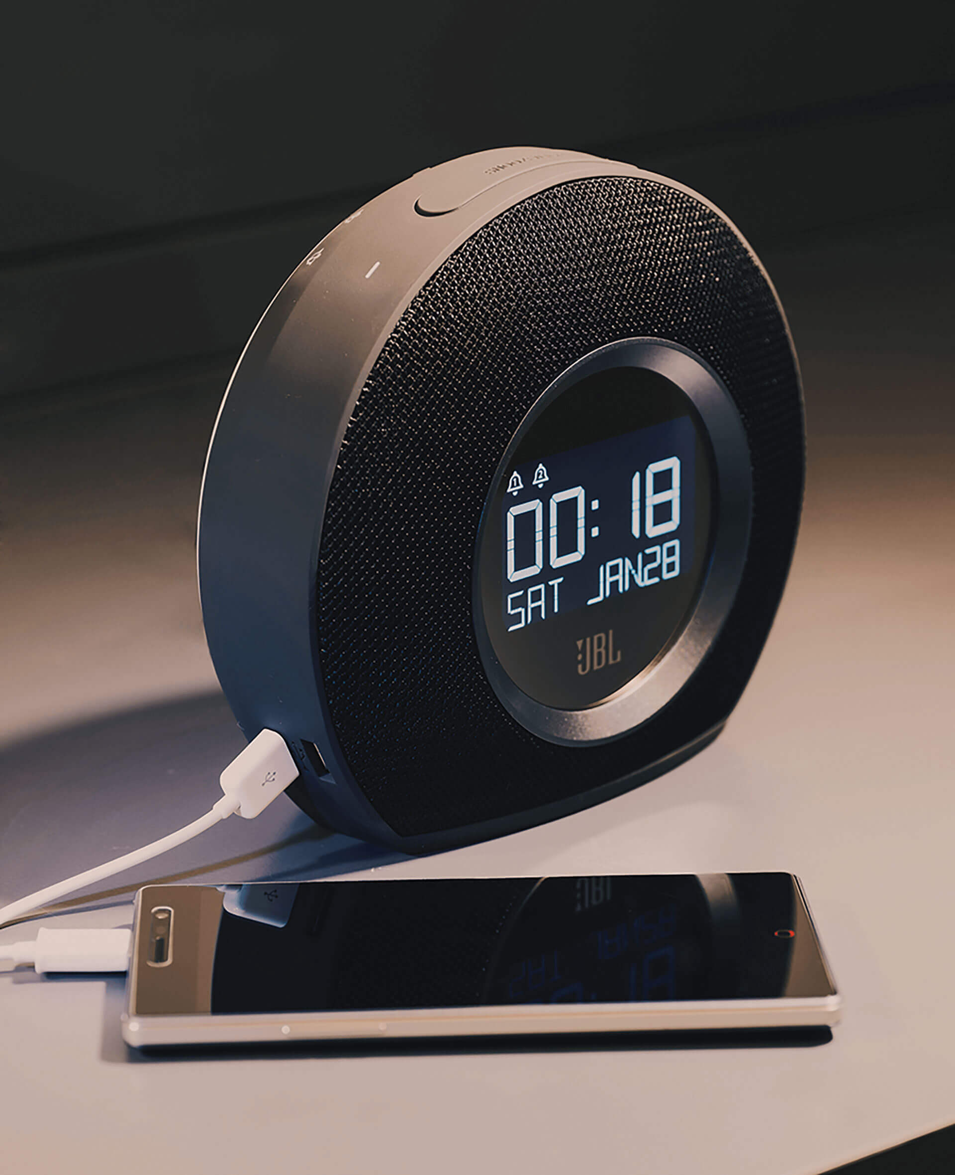 Digital clock and mobile phone Digital clock connected to a mobile phone